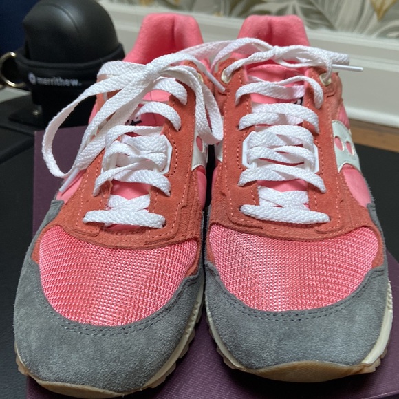 Pink and grey Saucony sneakers - Picture 2 of 6
